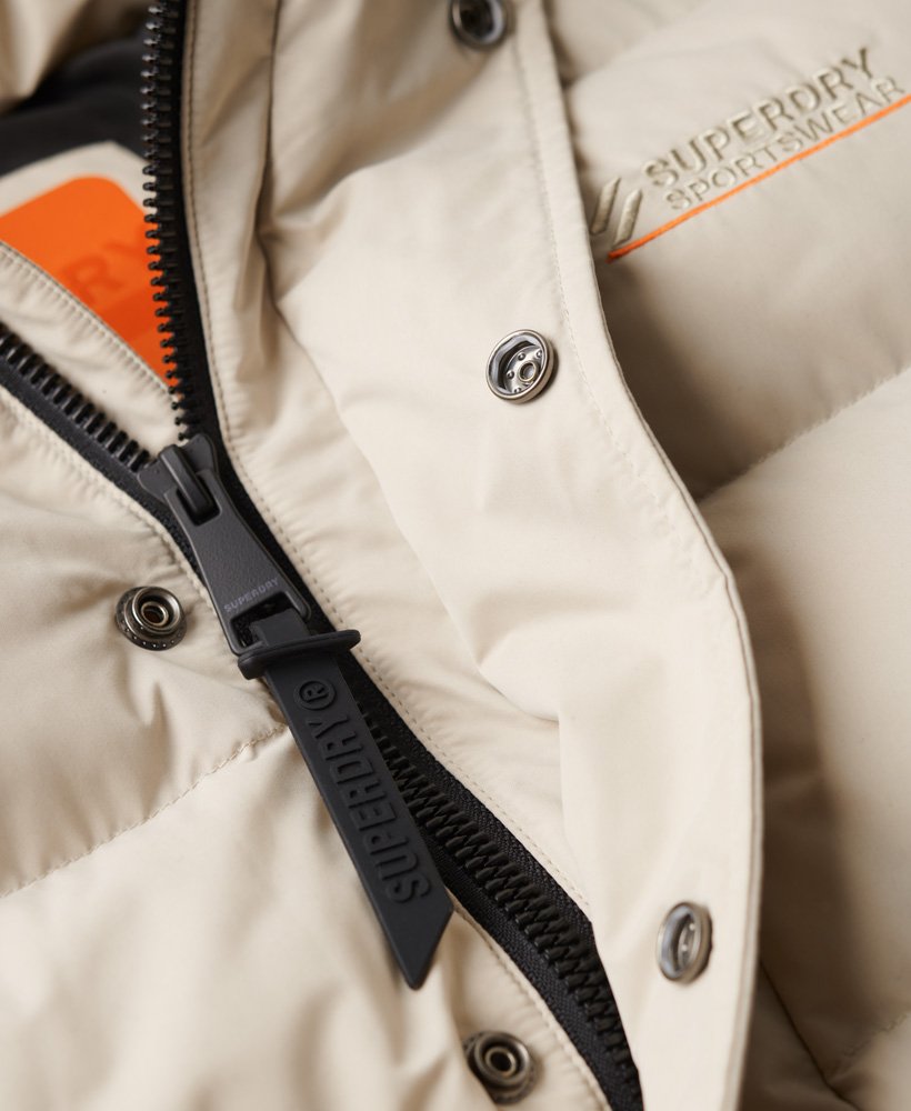 jaqueta esportiva puffer com capuz em microfibra na cor cinza chateau.