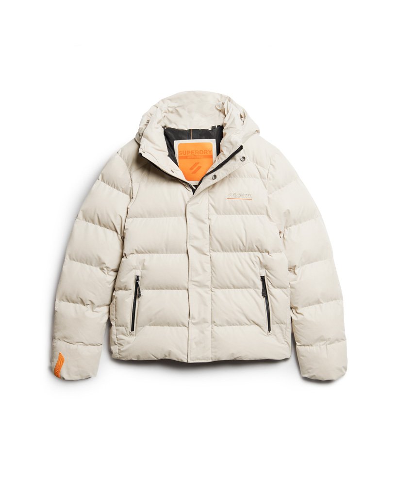 jaqueta esportiva puffer com capuz em microfibra na cor cinza chateau.