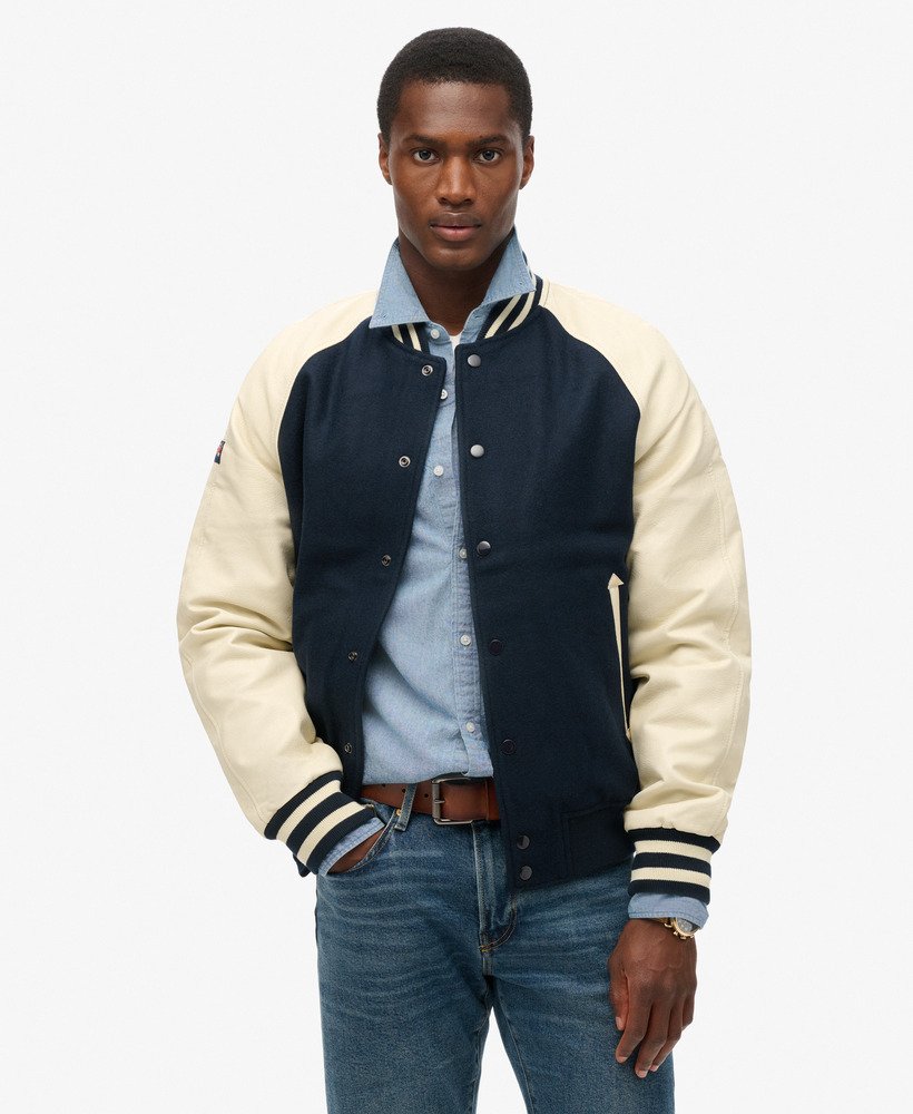 jaqueta bomber universitária estilo universitário na cor azul marinho eclipse.