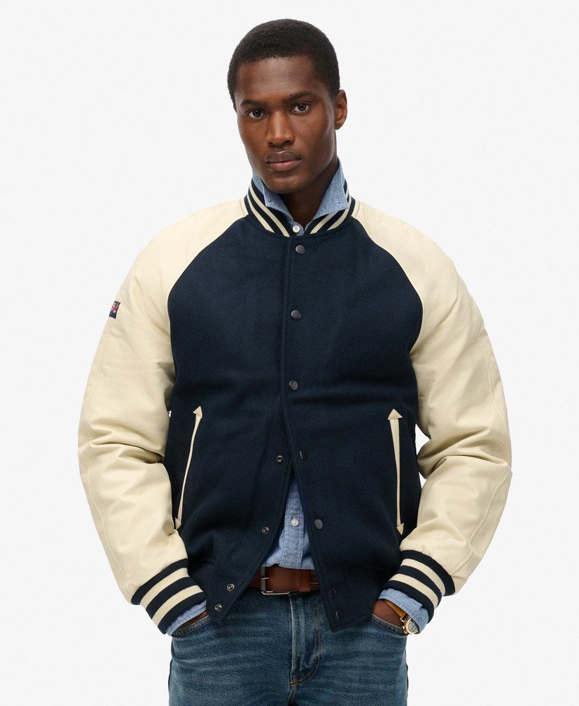 jaqueta bomber universitária estilo universitário na cor azul marinho eclipse.