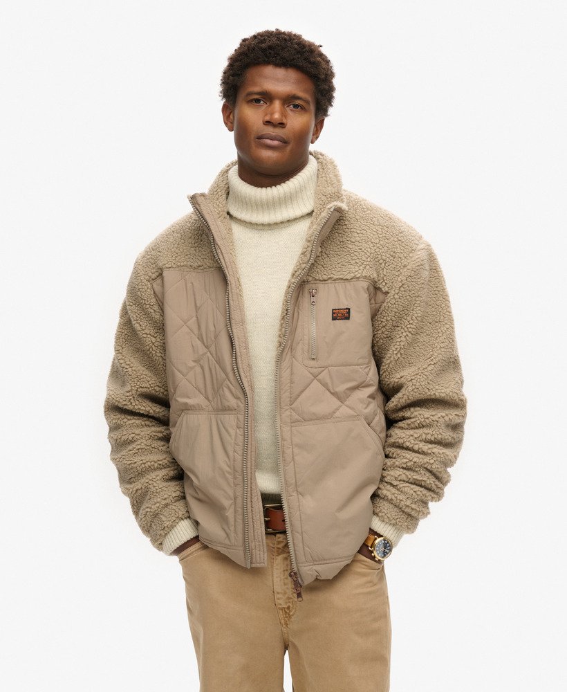 jaqueta híbrida sherpa workwear na cor cogumelo.
