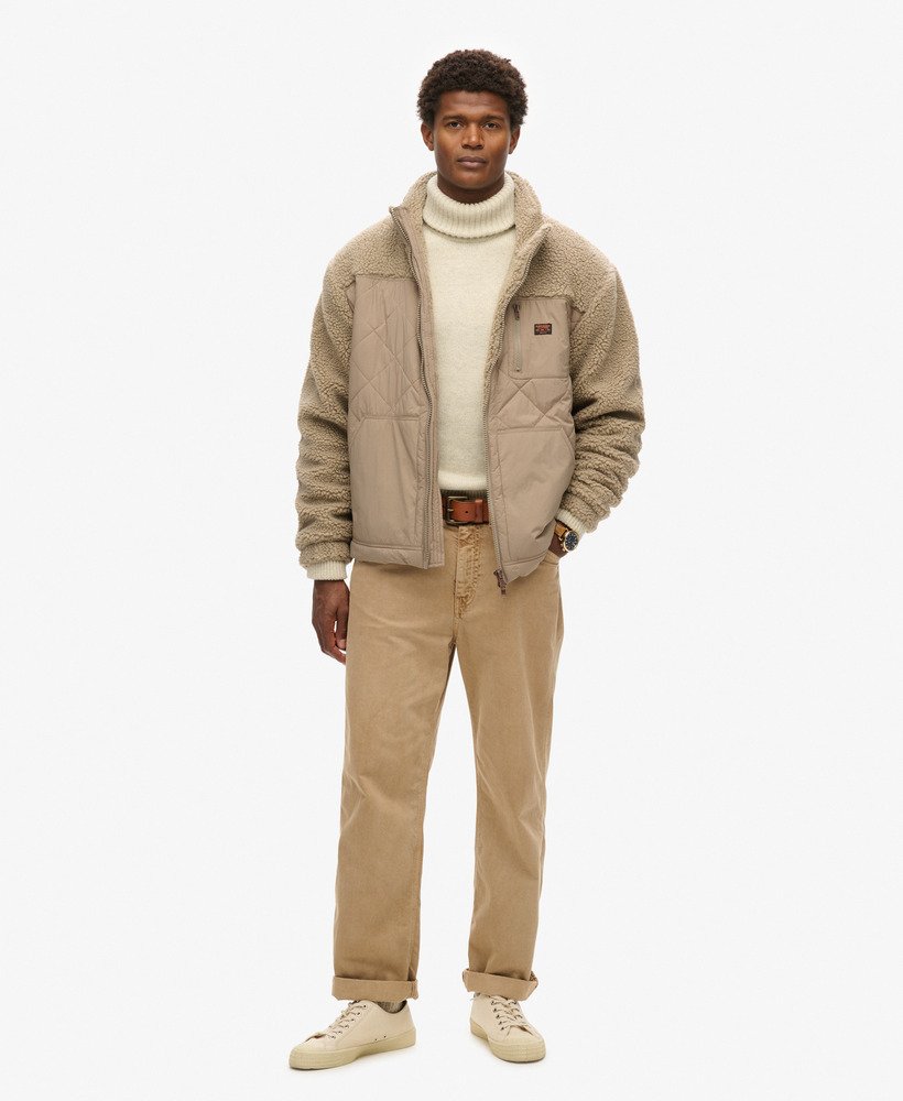 jaqueta híbrida sherpa workwear na cor cogumelo.