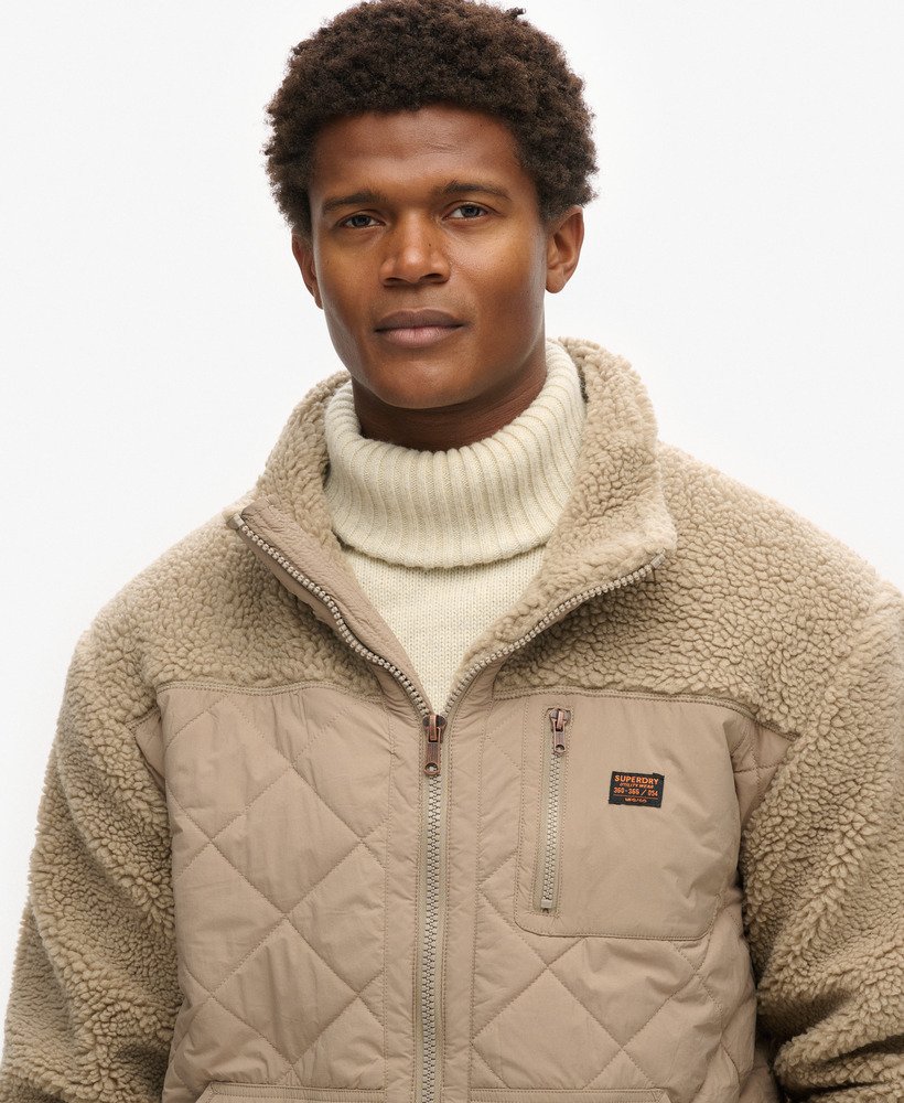jaqueta híbrida sherpa workwear na cor cogumelo.