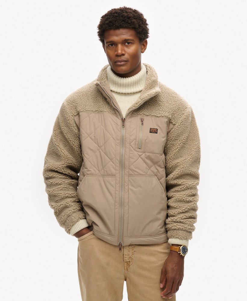 jaqueta híbrida sherpa workwear na cor cogumelo.