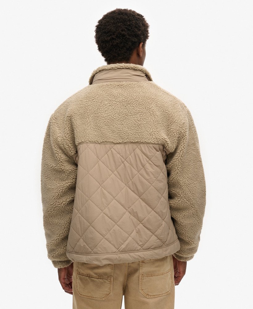 jaqueta híbrida sherpa workwear na cor cogumelo.