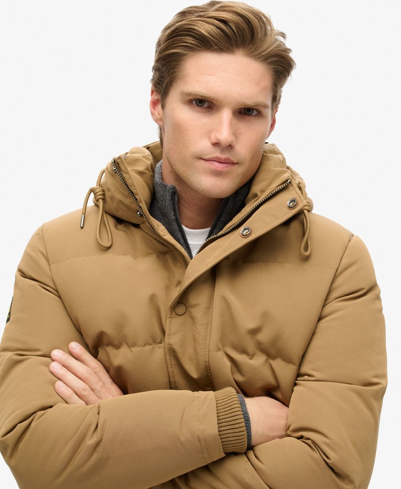 jaqueta puffer curta com capuz everest na cor marrom arenito