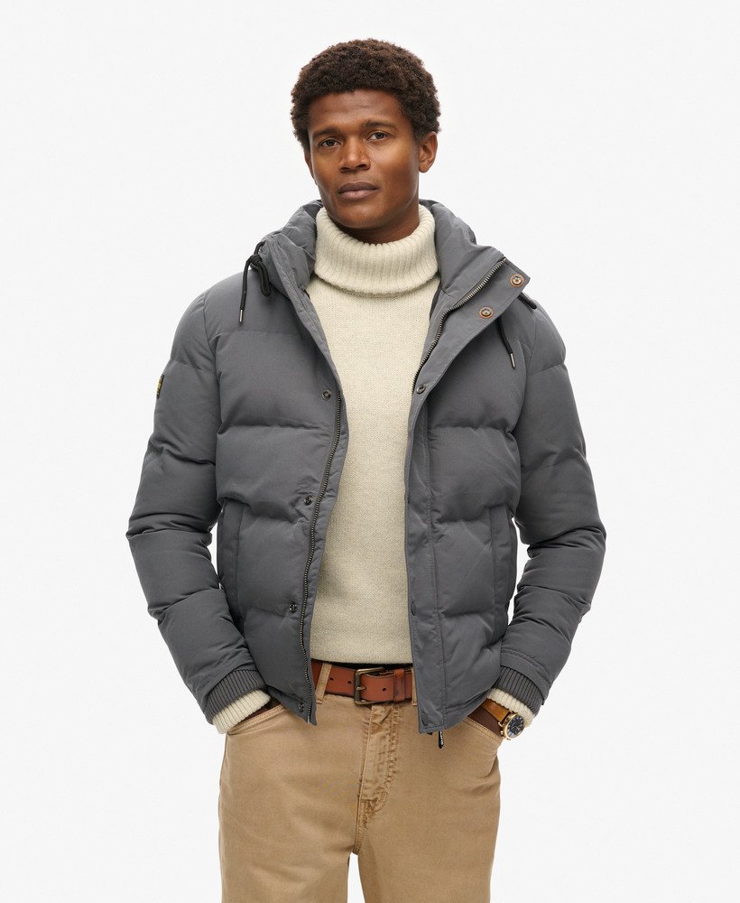 jaqueta puffer curta com capuz everest na cor carvão.