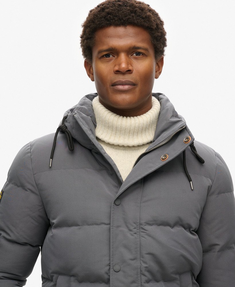 jaqueta puffer curta com capuz everest na cor carvão.