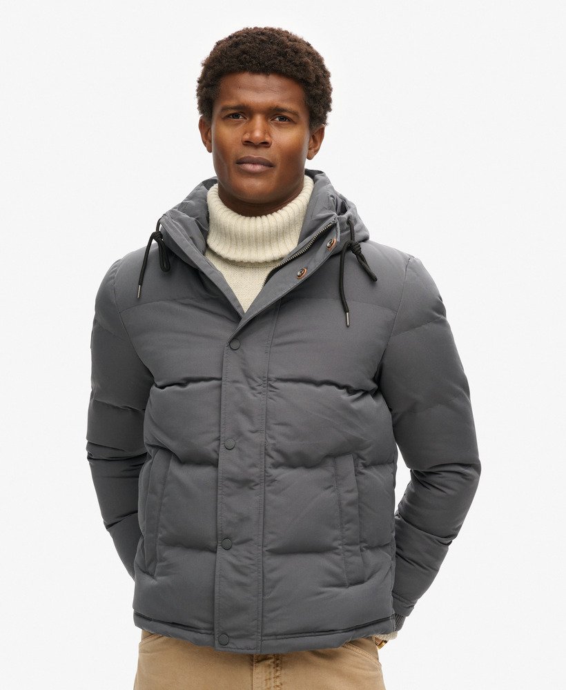 jaqueta puffer curta com capuz everest na cor carvão.