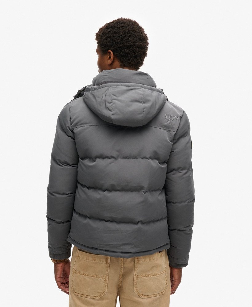 jaqueta puffer curta com capuz everest na cor carvão.