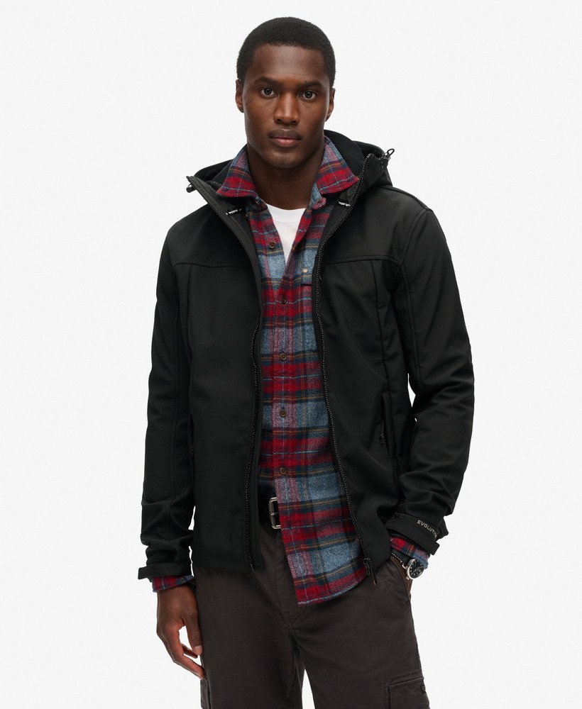 jaqueta trekker soft shell com capuz na cor preta
