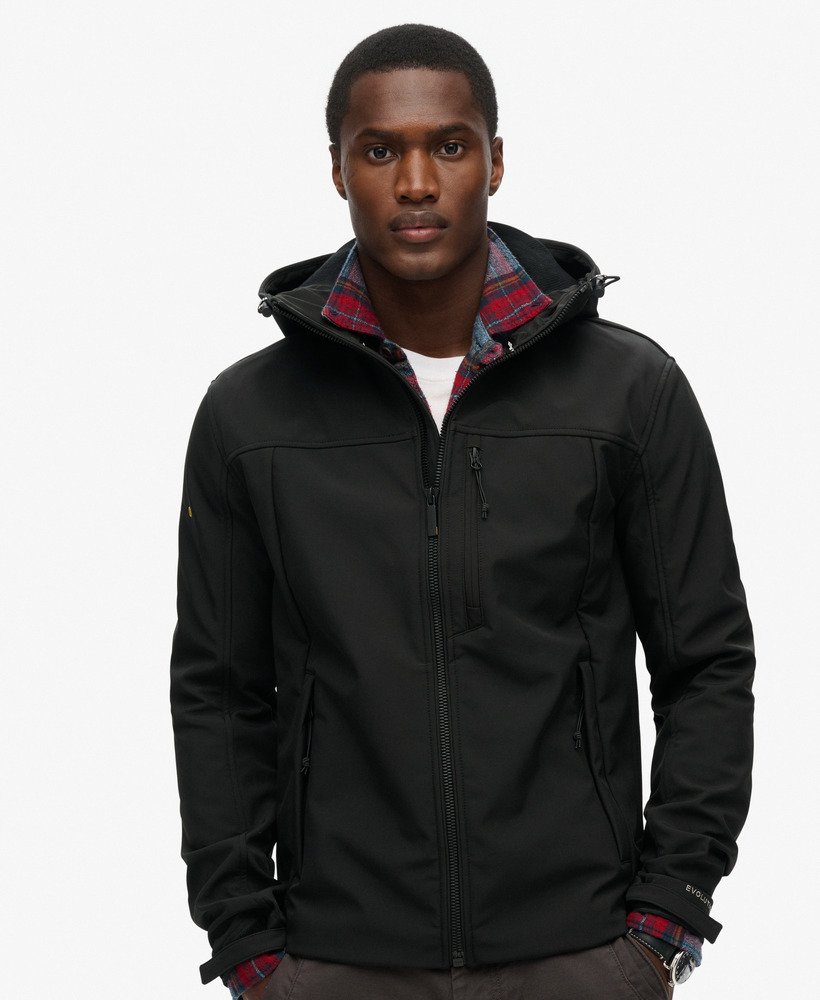 jaqueta trekker soft shell com capuz na cor preta