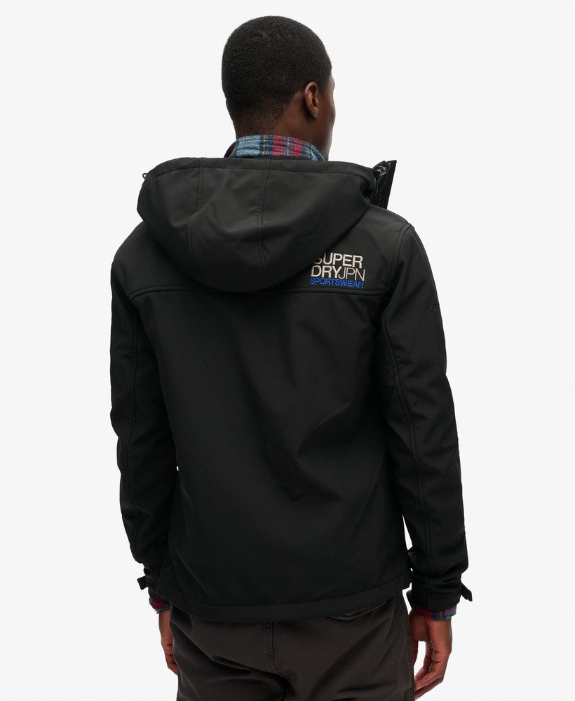 jaqueta trekker soft shell com capuz na cor preta
