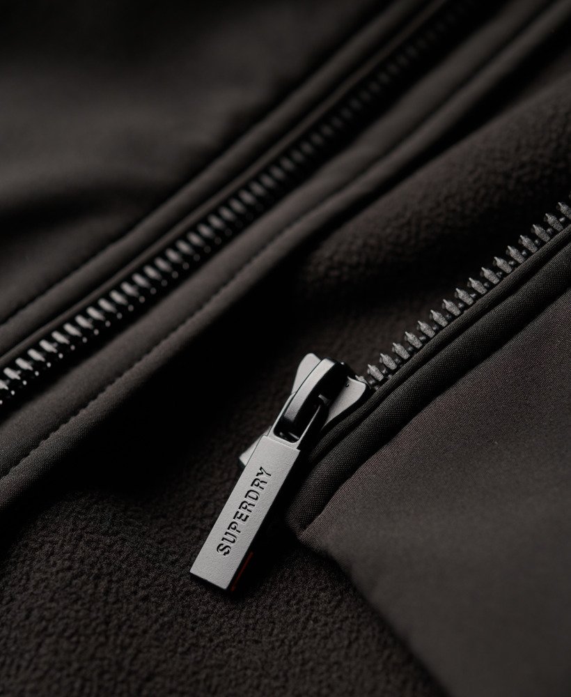 jaqueta trekker soft shell com capuz na cor preta