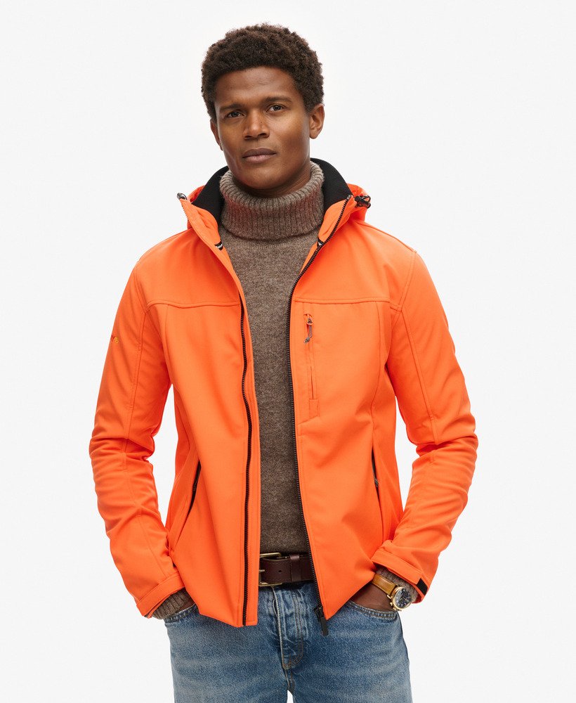 jaqueta trekker soft shell com capuz na cor laranja flamejante