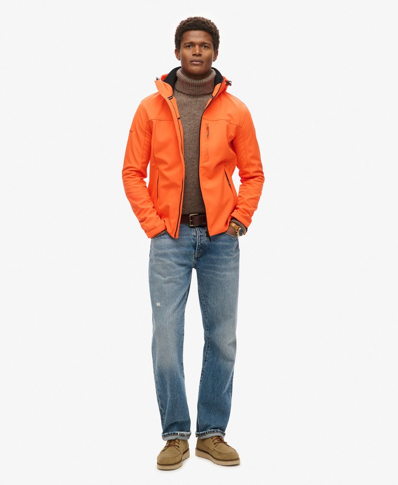 jaqueta trekker soft shell com capuz na cor laranja flamejante