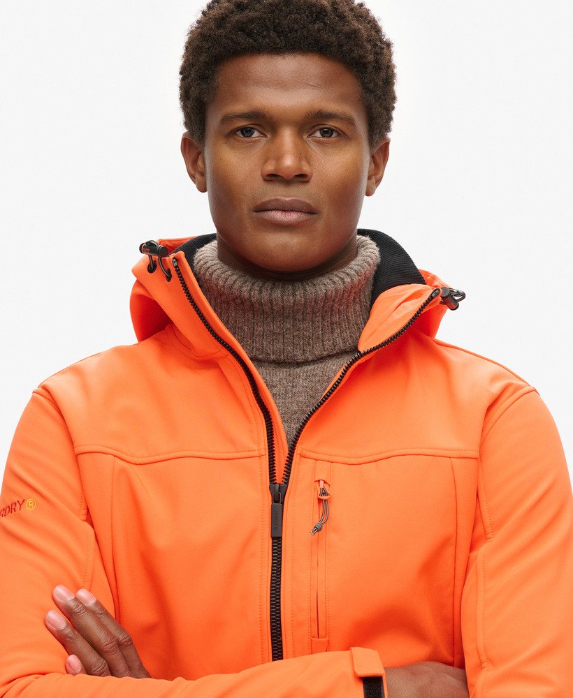 jaqueta trekker soft shell com capuz na cor laranja flamejante