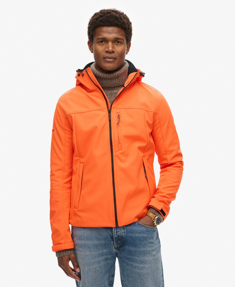 jaqueta trekker soft shell com capuz na cor laranja flamejante