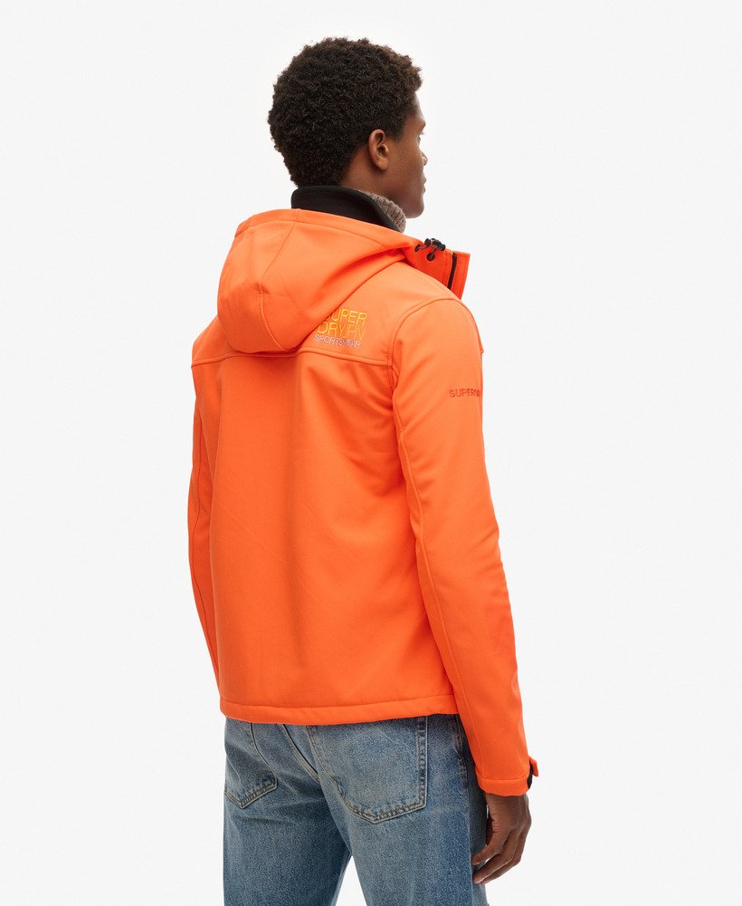 jaqueta trekker soft shell com capuz na cor laranja flamejante
