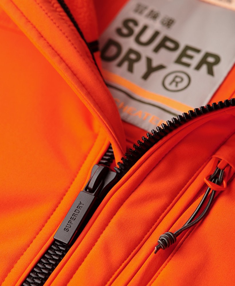 jaqueta trekker soft shell com capuz na cor laranja flamejante