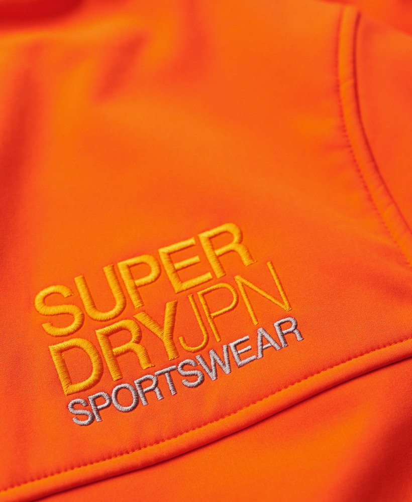jaqueta trekker soft shell com capuz na cor laranja flamejante