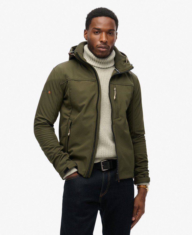 jaqueta trekker soft shell com capuz na cor cáqui militar