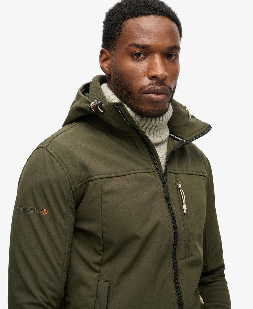 jaqueta trekker soft shell com capuz na cor cáqui militar
