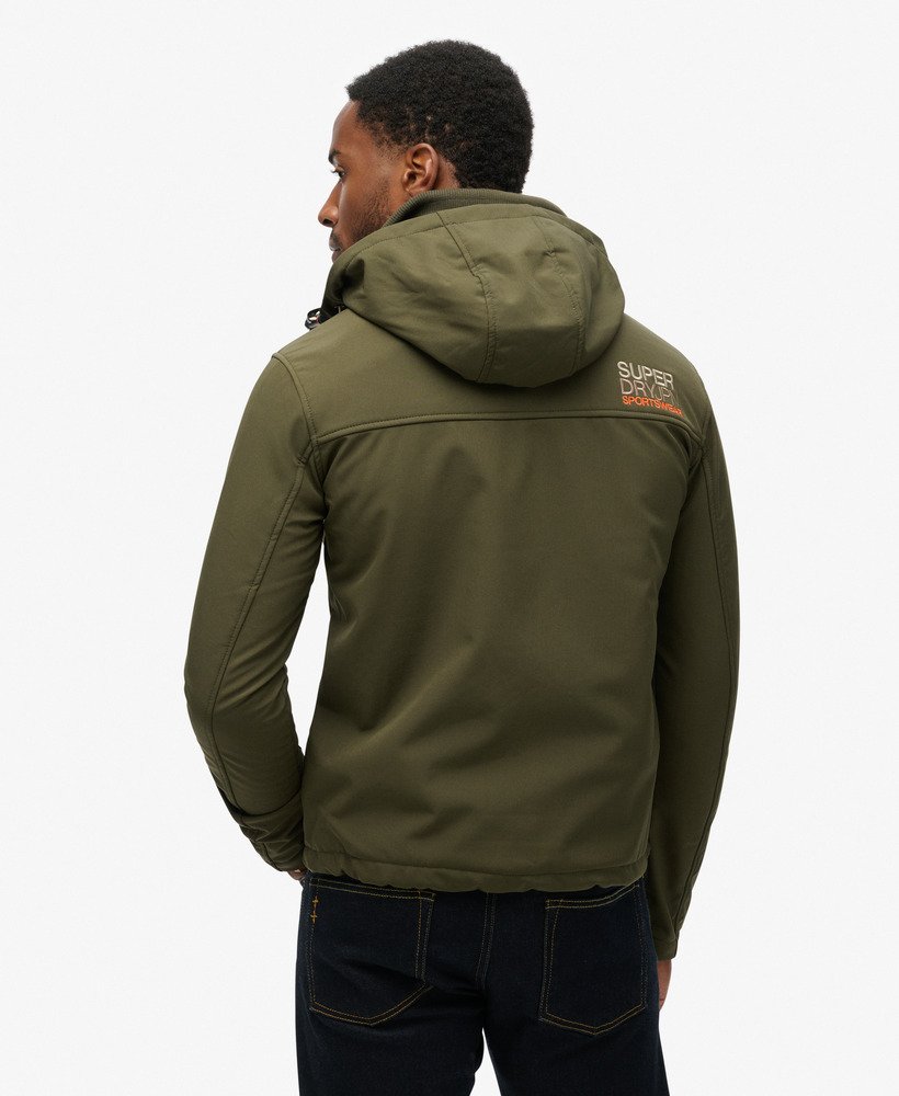 jaqueta trekker soft shell com capuz na cor cáqui militar