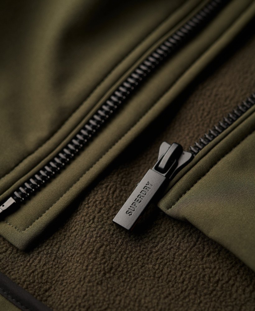 jaqueta trekker soft shell com capuz na cor cáqui militar