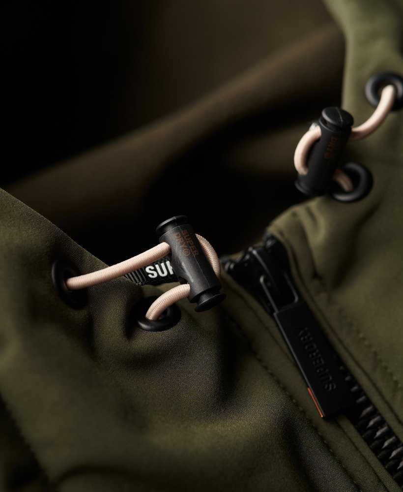 jaqueta trekker soft shell com capuz na cor cáqui militar