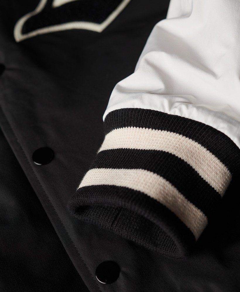 jaqueta bomber universitária mascot na cor preto jato