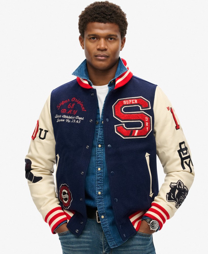 jaqueta bomber universitária com patches na cor azul marinho atlântico.