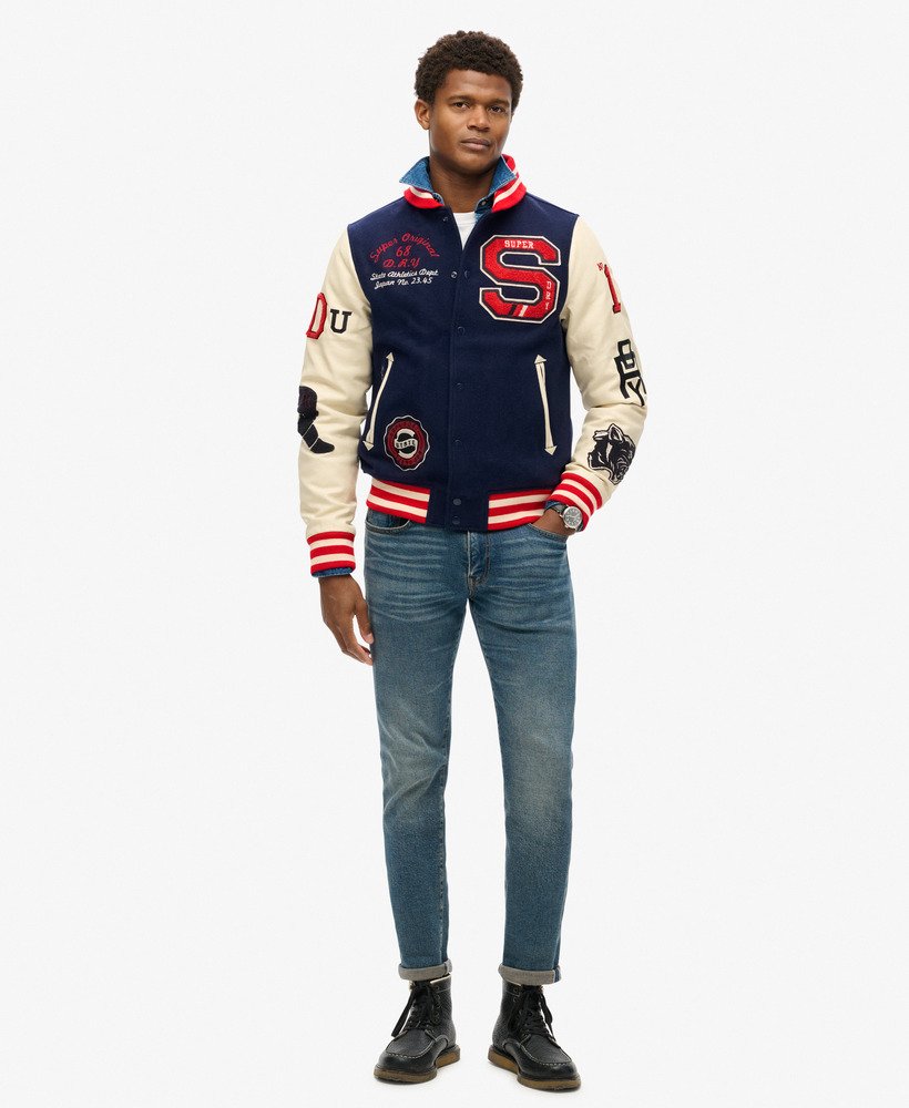 jaqueta bomber universitária com patches na cor azul marinho atlântico.