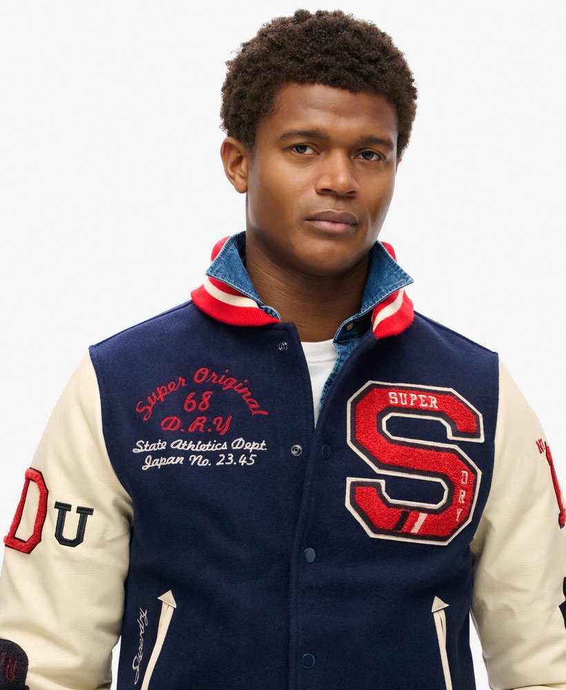 jaqueta bomber universitária com patches na cor azul marinho atlântico.