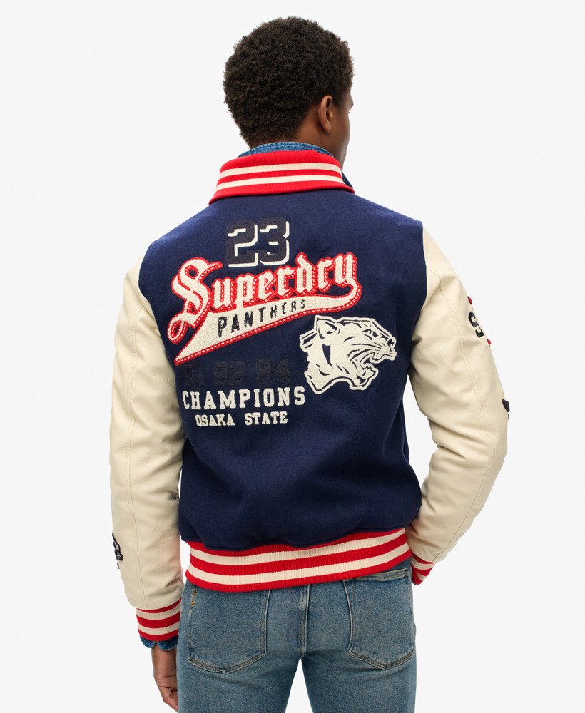 jaqueta bomber universitária com patches na cor azul marinho atlântico.