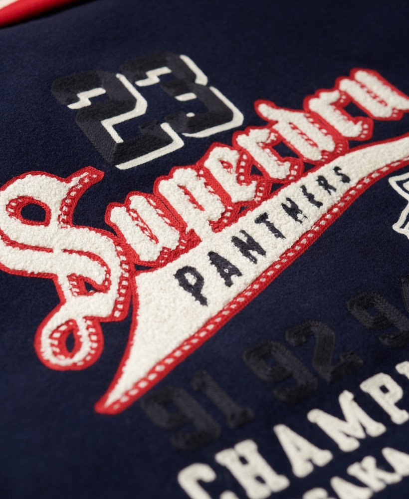 jaqueta bomber universitária com patches na cor azul marinho atlântico.