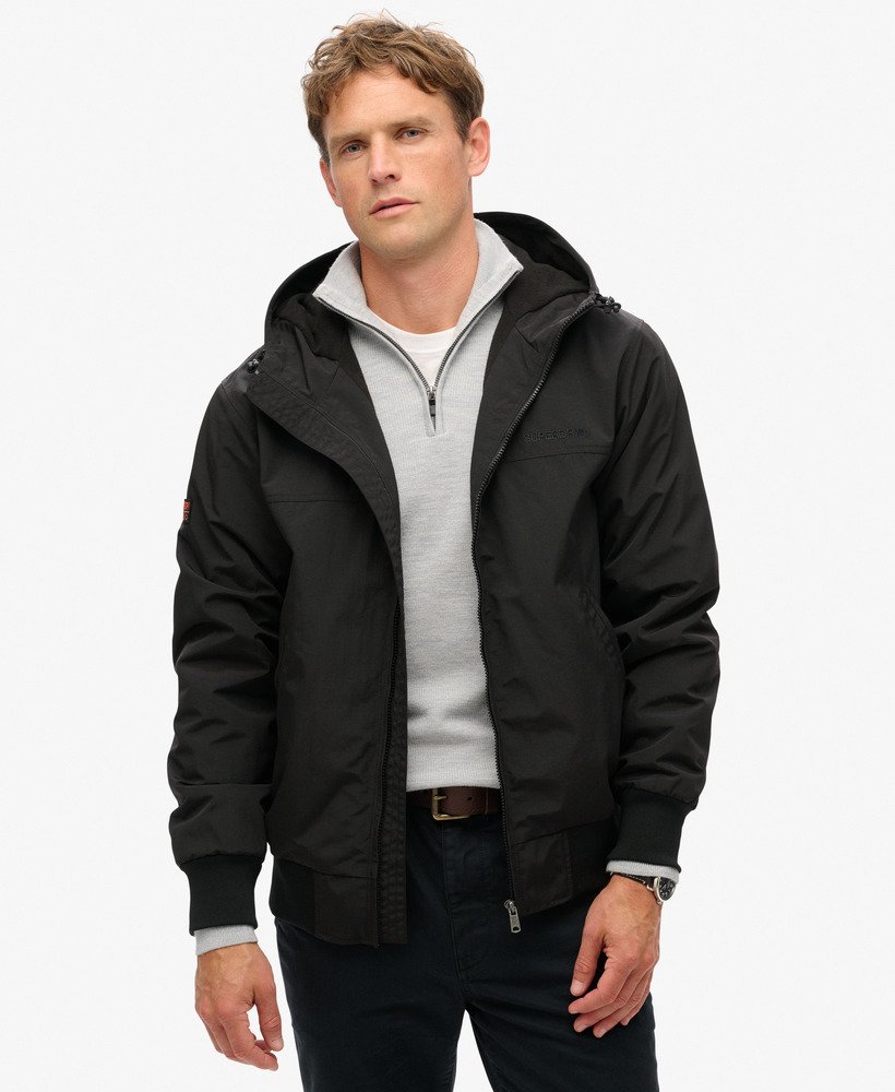 jaqueta bomber com capuz em nylon excedente na cor preto jato