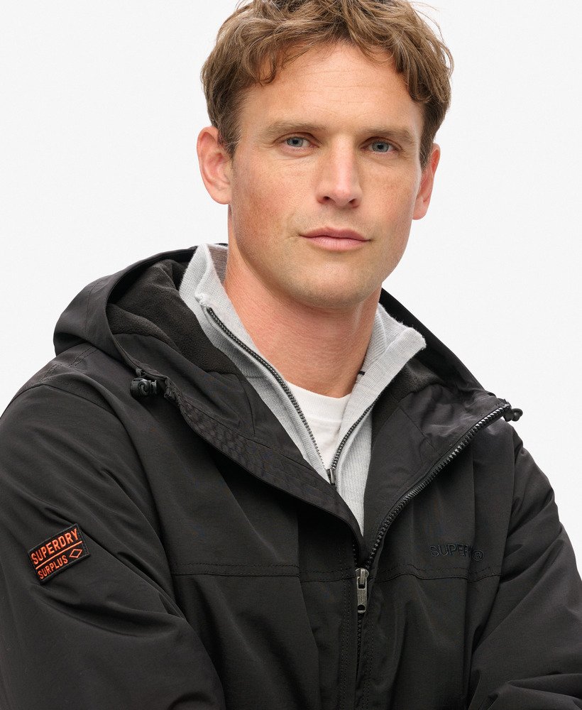 jaqueta bomber com capuz em nylon excedente na cor preto jato