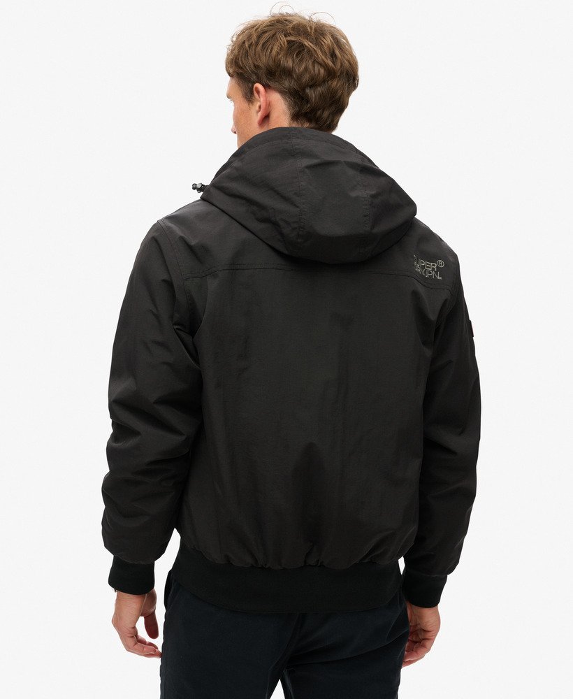 jaqueta bomber com capuz em nylon excedente na cor preto jato