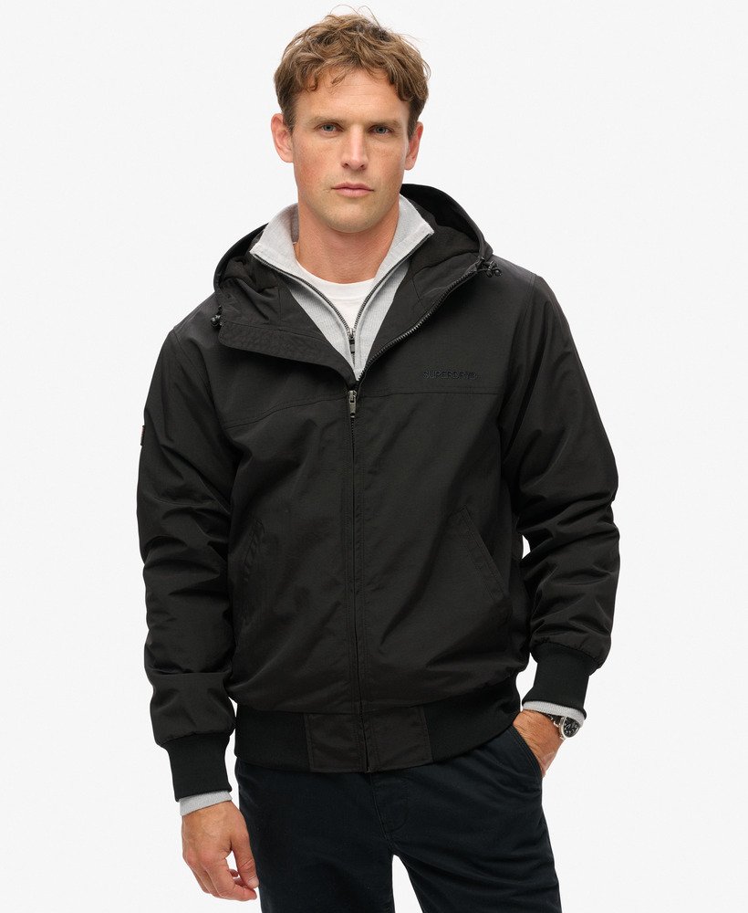 jaqueta bomber com capuz em nylon excedente na cor preto jato