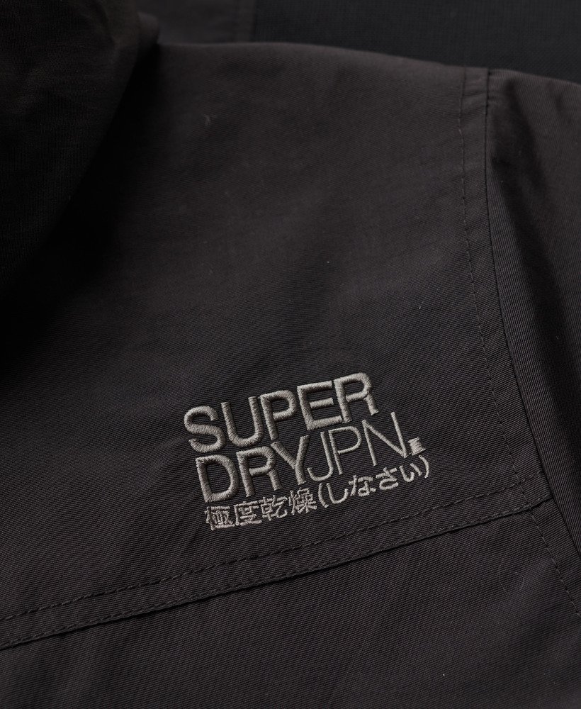 jaqueta bomber com capuz em nylon excedente na cor preto jato