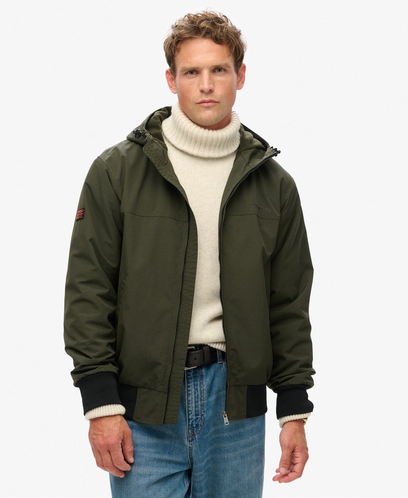 jaqueta bomber com capuz em nylon excedente na cor verde oliva.