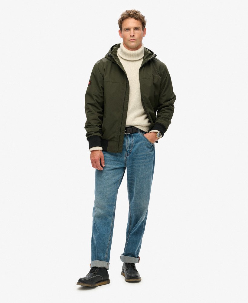 jaqueta bomber com capuz em nylon excedente na cor verde oliva.