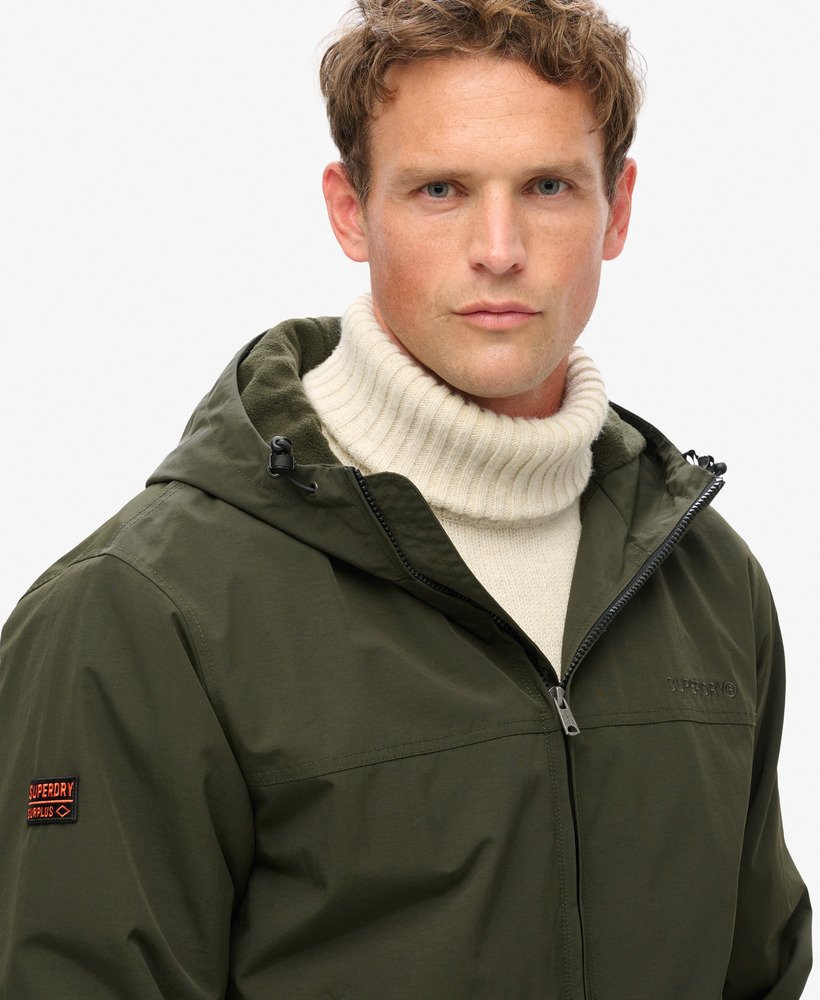 jaqueta bomber com capuz em nylon excedente na cor verde oliva.