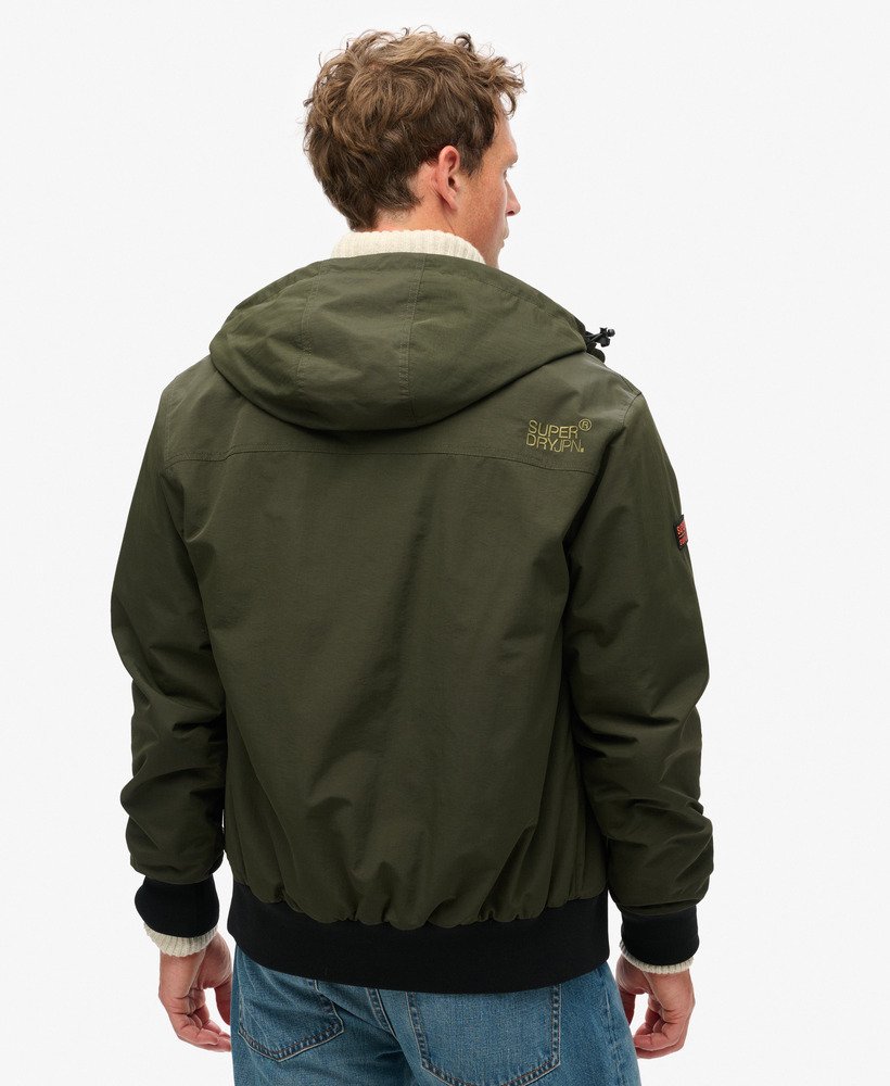 jaqueta bomber com capuz em nylon excedente na cor verde oliva.