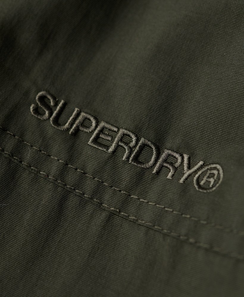 jaqueta bomber com capuz em nylon excedente na cor verde oliva.