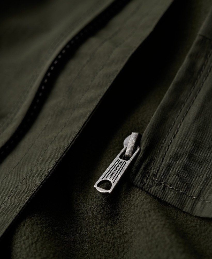 jaqueta bomber com capuz em nylon excedente na cor verde oliva.