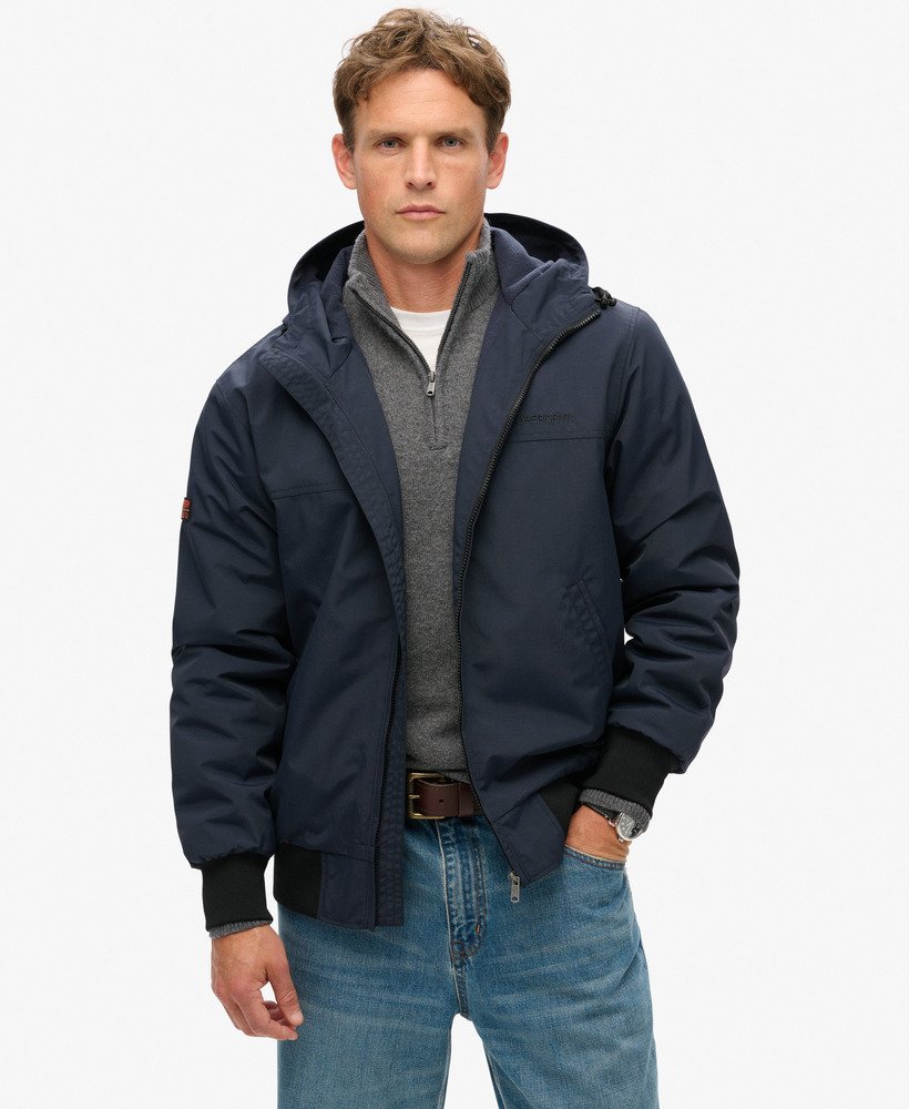 jaqueta bomber com capuz em nylon excedente na cor azul marinho eclipse.
