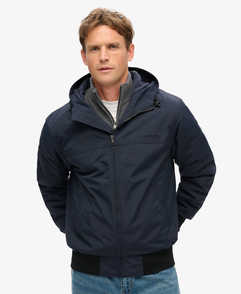 jaqueta bomber com capuz em nylon excedente na cor azul marinho eclipse.
