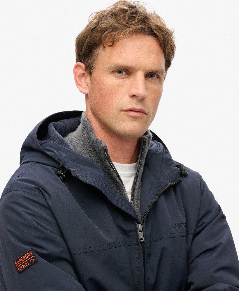 jaqueta bomber com capuz em nylon excedente na cor azul marinho eclipse.